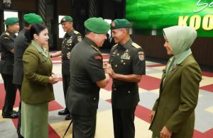 Mayjen TNI Rafael Granada Baay Bersama Ketua Persit KCK Daerah Jaya Ibu Lisa Rafael Granada Baay, Menghadiri Acara Serah Terima Jabatan Koorsahli Kasad