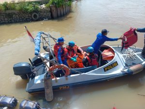Tim SAR Ditpolairud Polda Metro Jaya Lakukan Pencarian Korban Tenggelam di Sungai CBL, Babelan, Bekasi