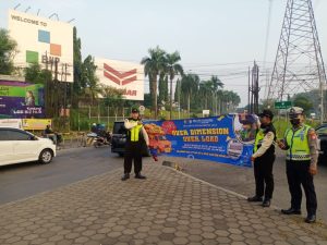 Sambut Indonesia Zero ODOL, Kanit Lantas Polsek Cikarang Selatan Sosialisasi Langsung ke Pengemudi Truk