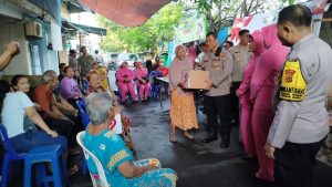 Peringati Hari Bhayangkara ke-79, Polsek Johar Baru Gelar Bakti Sosial Bagikan Sembako ke Warga
