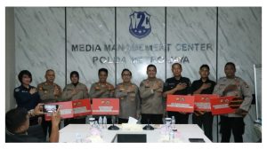 Kabidhumas Polda Metro Jaya Beri Penghargaan kepada Personel dan Satker Berkinerja Terbaik dalam Anev Bulanan